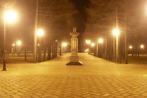 Брусчатка на территории парка у Вечного огня